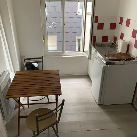 Studio Proche Gare Et Metro Au Calme Апартаменты *